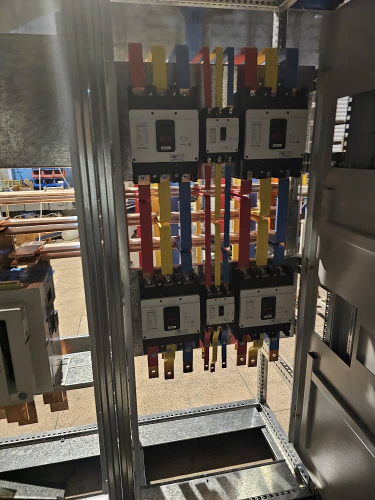 تابلوهای توزیع پست فشار ضعیف زمینی باورودی ۲۰۰۰ آمپر بعد از ترانسفورماتور برای تغذیه ساختمان هواپیمایی ساها - تصویر 8