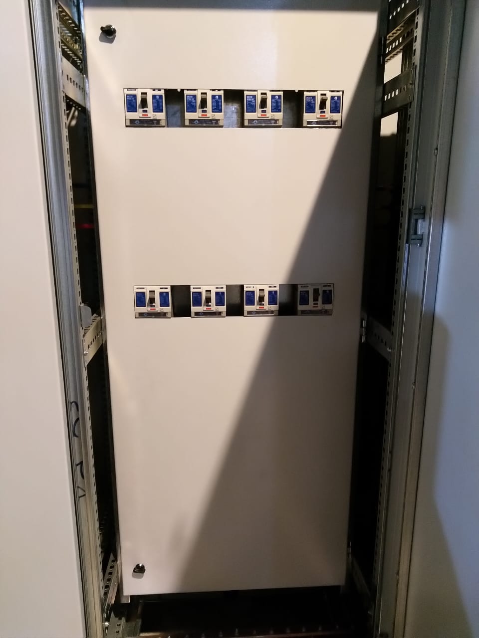 تابلوهای اصلی و فرعی ساختمان هواپیمایی ساها برای تغذیه سیستم های آبرسانی ، گرمایش و سرمایش  و طبقات از منفی ۲ تا مثبت ۵ - تصویر 7