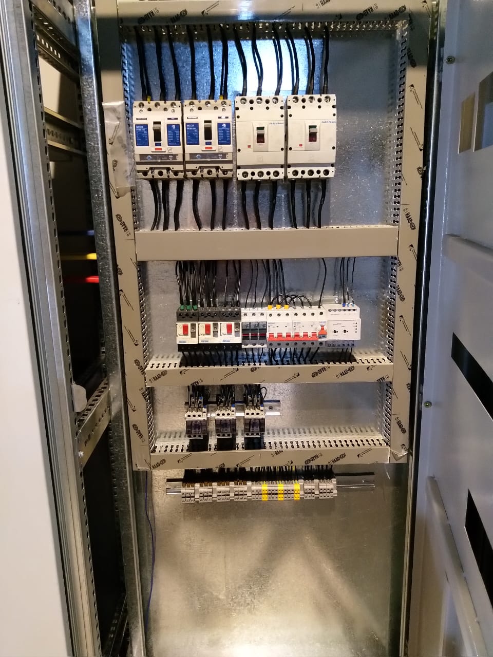 تابلوهای اصلی و فرعی ساختمان هواپیمایی ساها برای تغذیه سیستم های آبرسانی ، گرمایش و سرمایش  و طبقات از منفی ۲ تا مثبت ۵ - تصویر 5