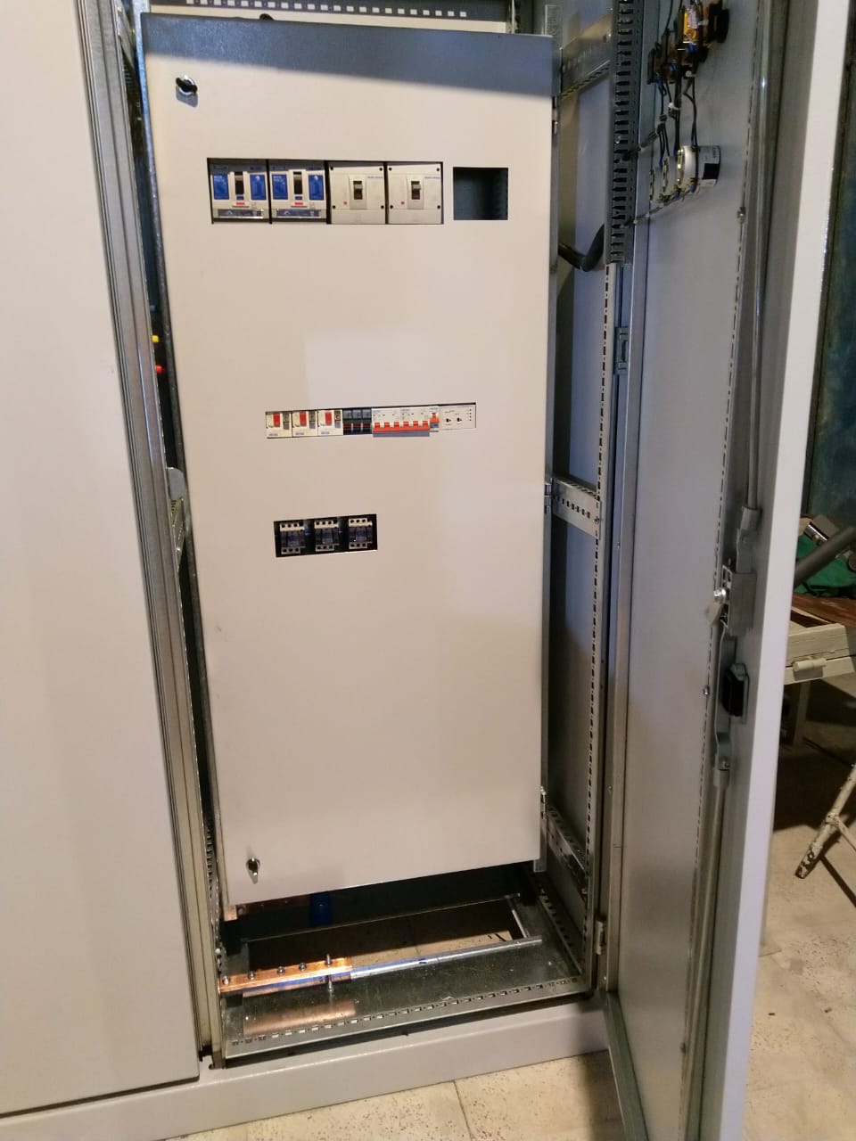 تابلوهای اصلی و فرعی ساختمان هواپیمایی ساها برای تغذیه سیستم های آبرسانی ، گرمایش و سرمایش  و طبقات از منفی ۲ تا مثبت ۵ - تصویر 4