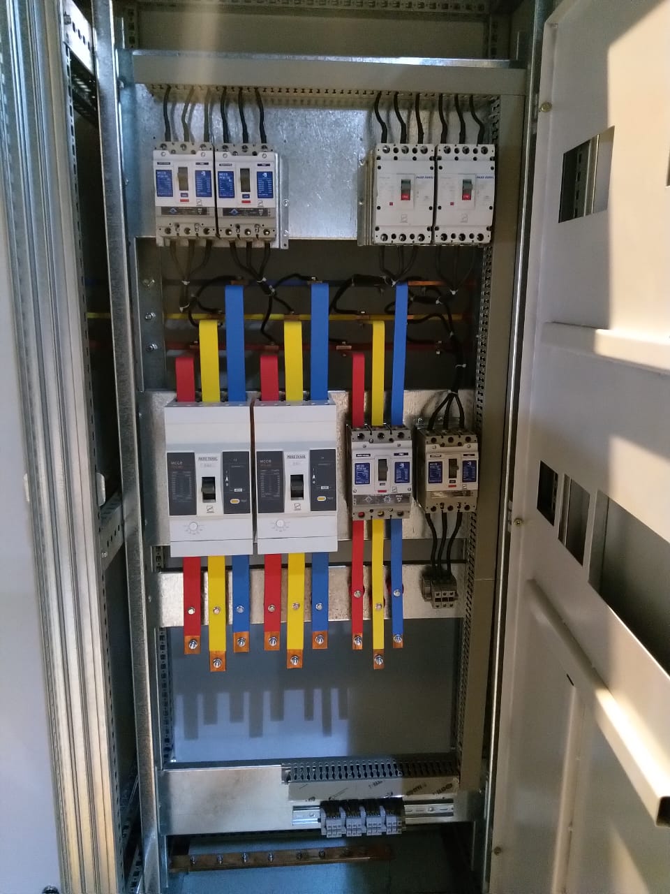 تابلوهای اصلی و فرعی ساختمان هواپیمایی ساها برای تغذیه سیستم های آبرسانی ، گرمایش و سرمایش  و طبقات از منفی ۲ تا مثبت ۵ - تصویر 9