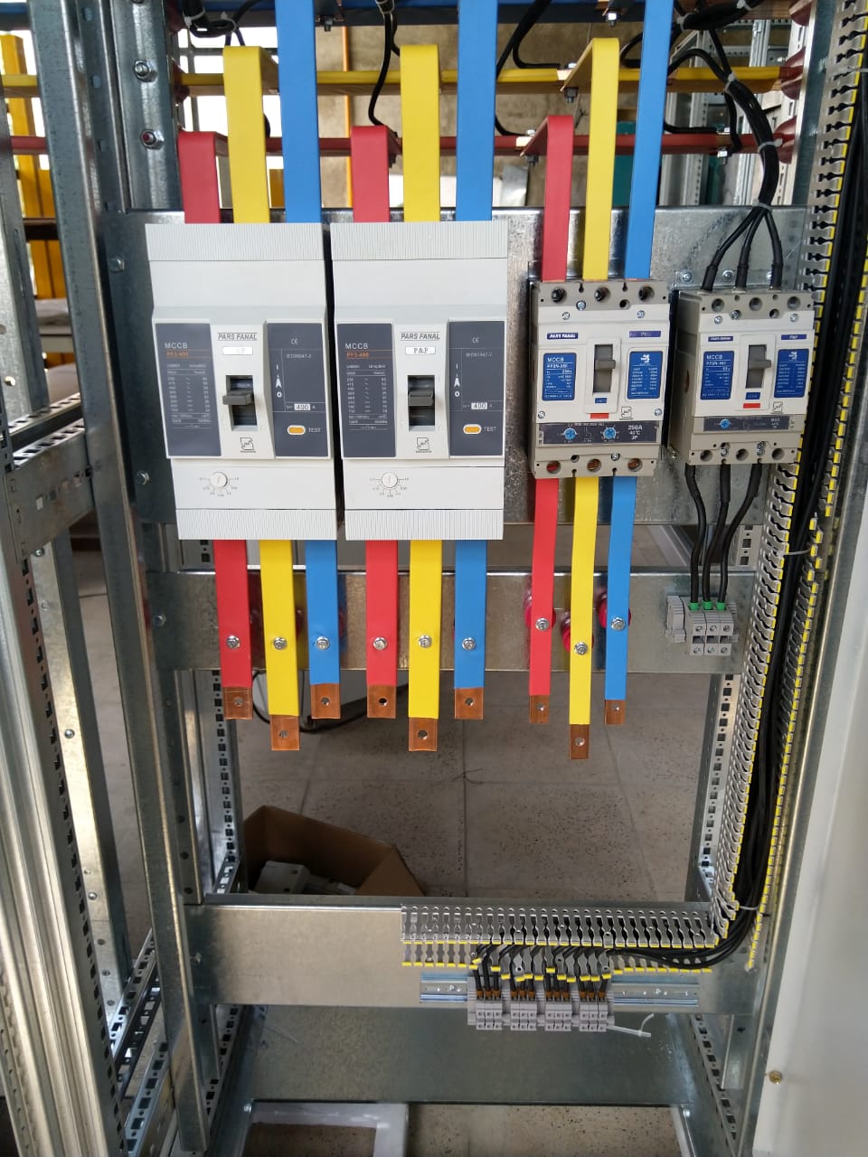 تابلوهای اصلی و فرعی ساختمان هواپیمایی ساها برای تغذیه سیستم های آبرسانی ، گرمایش و سرمایش  و طبقات از منفی ۲ تا مثبت ۵ - تصویر 31