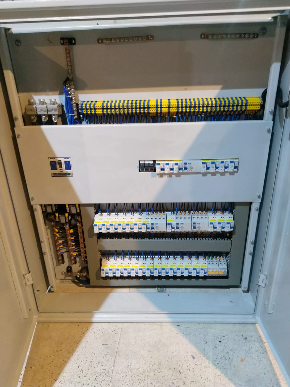 تابلوهای اصلی و فرعی ساختمان هواپیمایی ساها برای تغذیه سیستم های آبرسانی ، گرمایش و سرمایش  و طبقات از منفی ۲ تا مثبت ۵ - تصویر 21